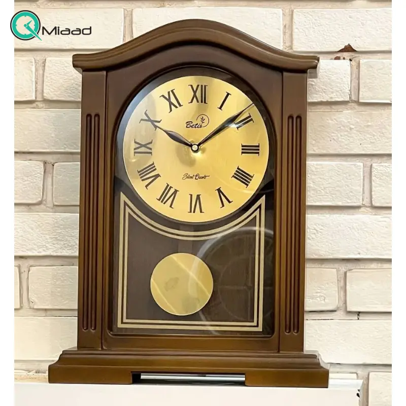 ساعت رومیزی بتیس مدل 3040، ساعت رومیزی لوکس، متریال چوبی بدنه، دارای پاندول مخصوص، ترکیب رنگ قهوه ای چوب و طلایی، اعداد یونانی ساعت رومیزی